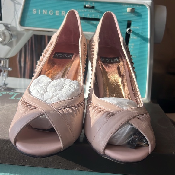 NYLA rose gold/pink heels, size 8 - Picture 2 of 5